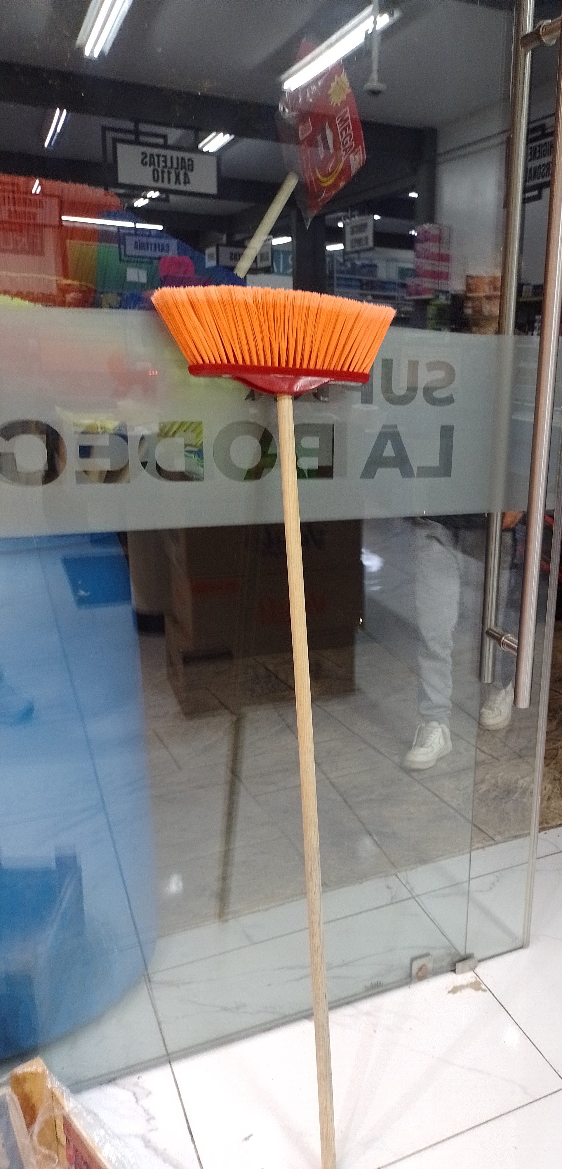 Escoba Venecia - Producto de Abarrotes Varios en Super La Bodeguita